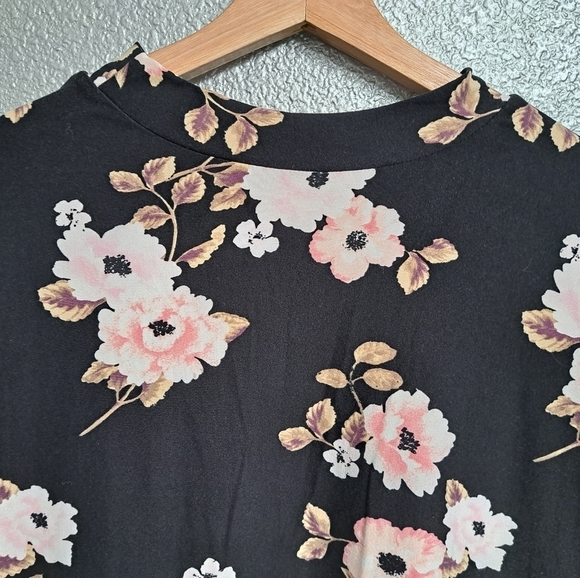 Pink Floral Tunic With A Criss Coss Neckline        Size XXL - Picture 4 of 10